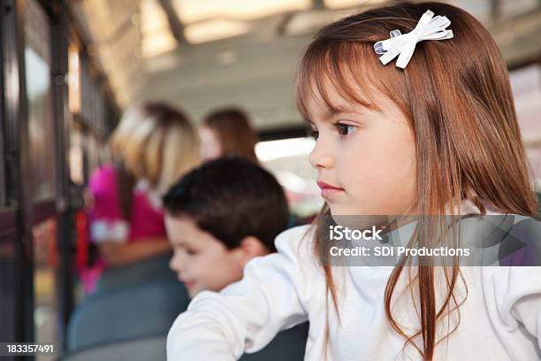 Photo libre de droit de Petite Fille Regardant Par Sa Fenêtre Bus Scolaire banque d'images et plus d'images libres de droit de Bus scolaire - Bus scolaire, Enfant, Affolé