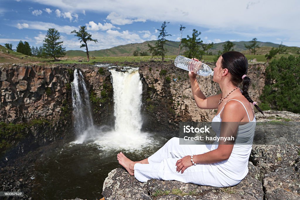 Jovem mulher água potável - Foto de stock de Adulto royalty-free