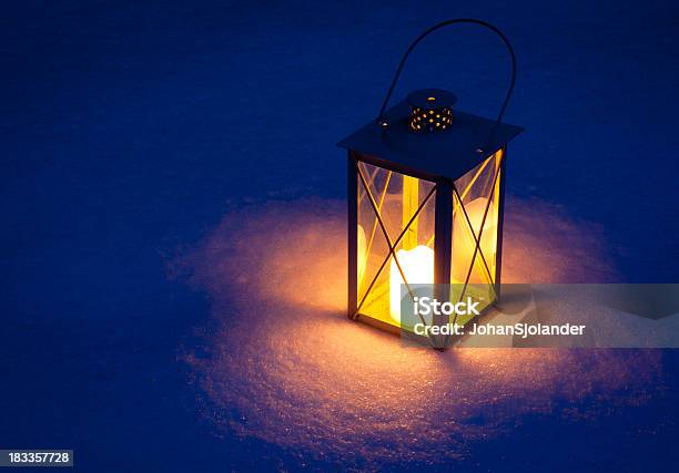 Luz De Noche Foto de stock y más banco de imágenes de Linterna - Linterna, Vela - Equipo de iluminación, Nieve