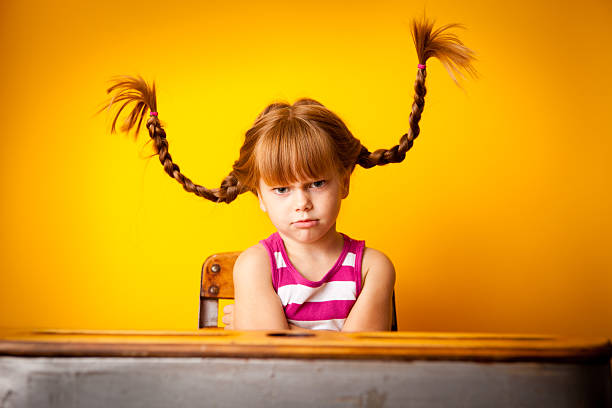 頑固なレッドヘア子羊の女の子が学校にデスクへのブレード - child pippi bizarre longstocking ストックフォトと画像