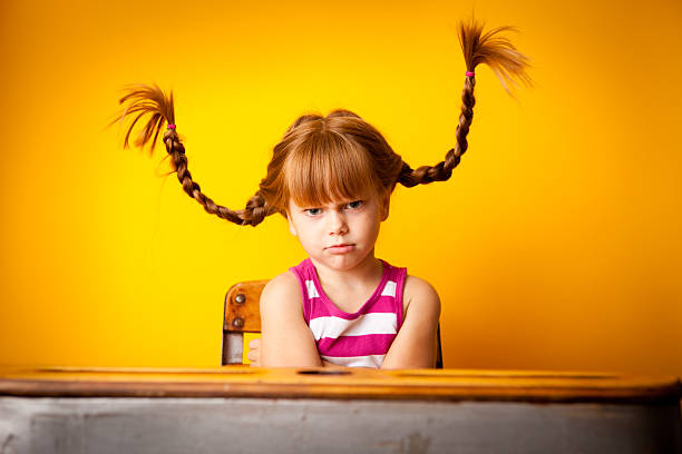 uparty red-haired dziewczyna z góry fałdy w szkole na biurku - longstocking zdjęcia i obrazy z banku zdjęć