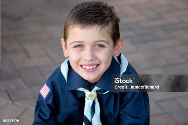 Молодой Мальчик Разведчик — стоковые фотографии и другие картинки Униформа - Униформа, 8-9 лет, Boy Scout