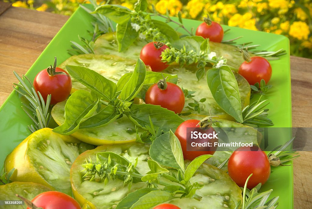 Cherry & grüne Tomaten-traditionellen Sommer-Gemüsesalat & Basilikum, gesunde Mahlzeit - Lizenzfrei Basilikum Stock-Foto