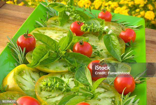 Cherry Grüne Tomatentraditionellen Sommergemüsesalat Basilikum Gesunde Mahlzeit Stockfoto und mehr Bilder von Basilikum