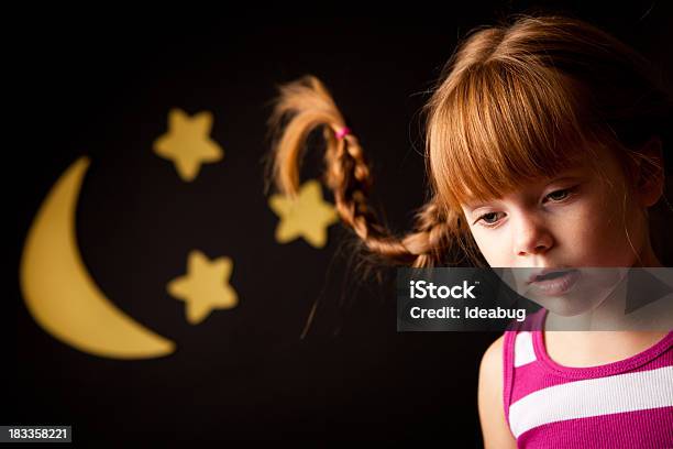 タイアードな少女と 2 月と星のブレード - 1人のストックフォトや画像を多数ご用意 - 1人, 4歳から5歳, おとぎ話