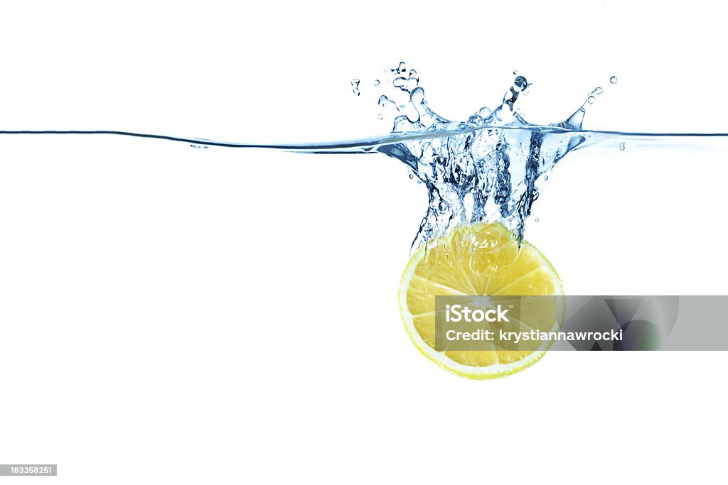 Limone fresco lasciato cadere in acqua - Foto stock royalty-free di Acqua