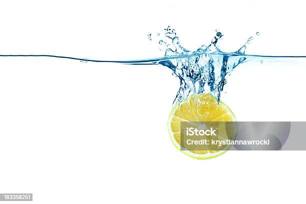 Limone Fresco Lasciato Cadere In Acqua - Fotografie stock e altre immagini di Acqua - Acqua, Limone, Frutta