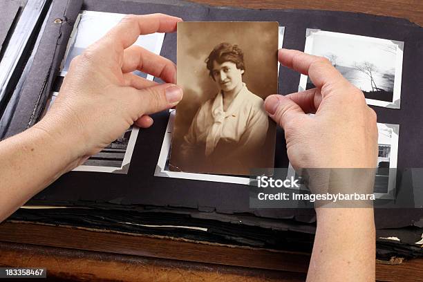 Photo libre de droit de Des Souvenirs banque d'images et plus d'images libres de droit de Femmes - Femmes, Famille, Histoire