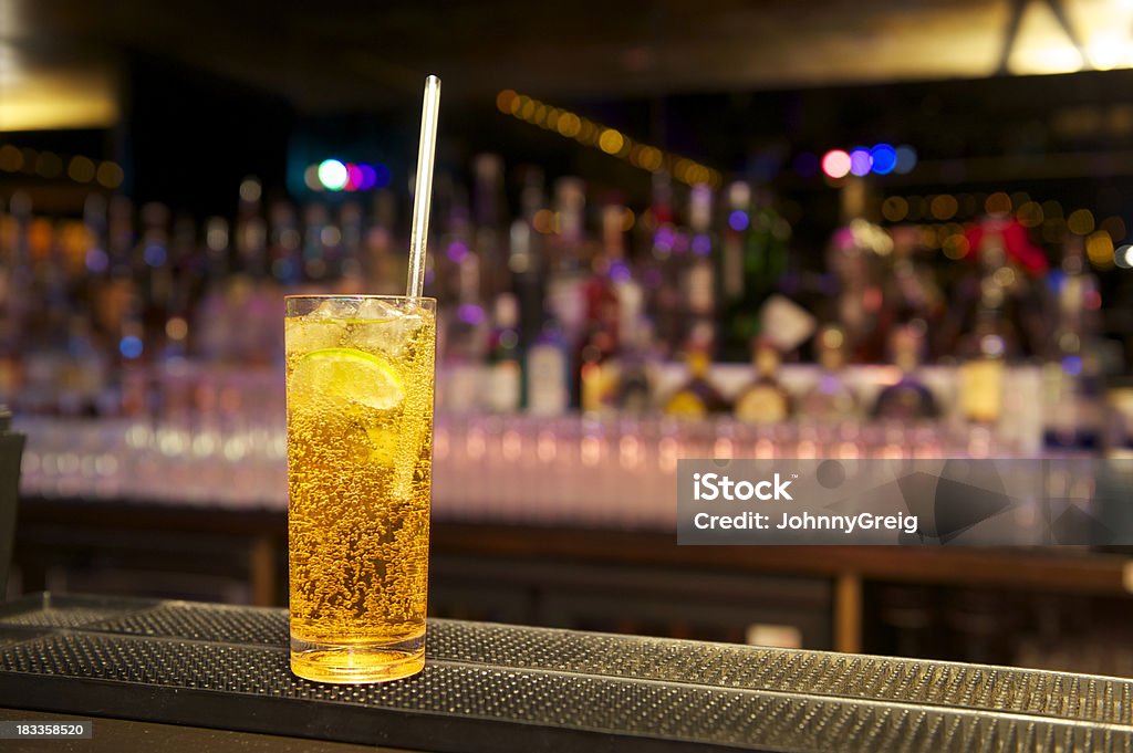 Wysoki koktajl napój w klub nocny bar - Zbiór zdjęć royalty-free (Kieliszek)