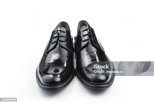 Männerschuh Aus Schwarzem Leder Stockfoto und mehr Bilder von Glänzend - Glänzend, Schuhwerk, Schwarz - Farbe