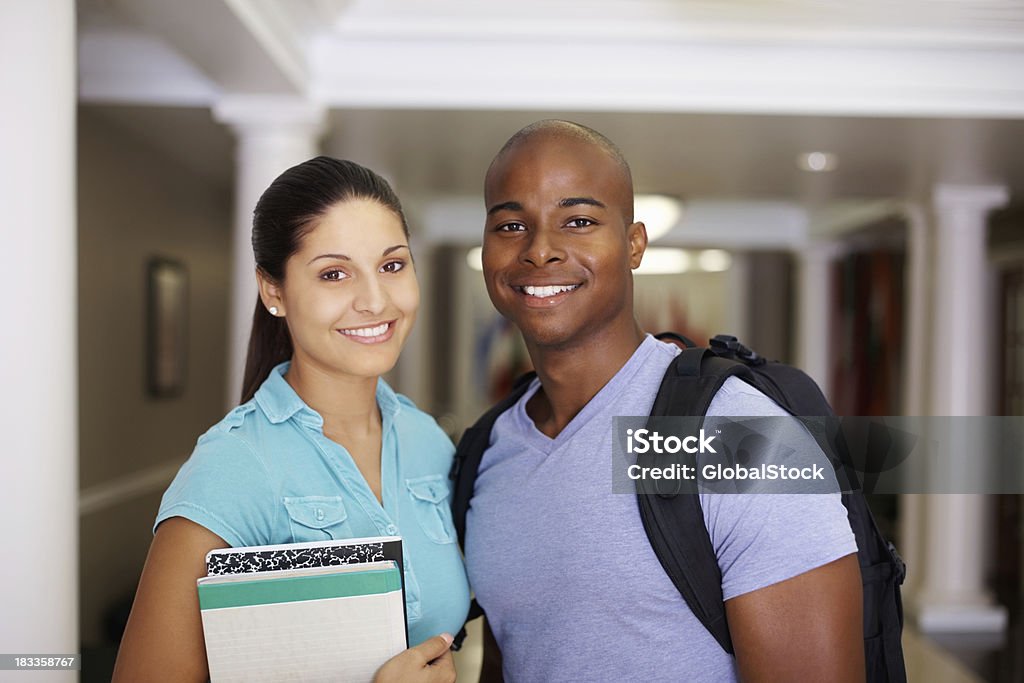 Glückliches junges Paar mit bagpacks stehen in einer campus-Korridor - Lizenzfrei Afrikanischer Abstammung Stock-Foto