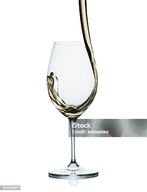 Vinho Branco Em Vidro Verter - Fotografias de stock e mais imagens de Copo - Copo, Verter, Vidro