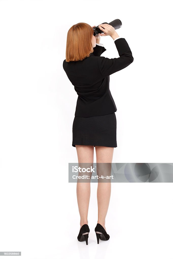 Giovane donna d'affari alla ricerca attraverso il binocolo isolato su sfondo bianco - Foto stock royalty-free di Abbigliamento elegante