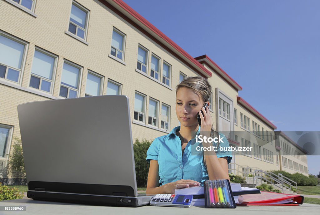 若い女子学生のラップトップの学校の前で - ノートパソコンのロイヤリティフリーストックフォト