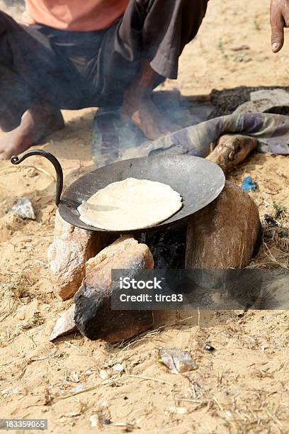 인도어 Man 요리 Chapati 식빵 생지 궁중팬에 대한 스톡 사진 및 기타 이미지 - 궁중팬, 날것, 낮