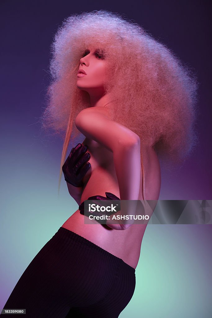 Мода модель позирует на фоне цвета - Стоковые фото 20-24 года роялти-фри