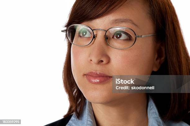 Mujer Asiática Mirando Fuera Sobre Blanco Foto de stock y más banco de imágenes de 20 a 29 años - 20 a 29 años, 30-39 años, Adulto