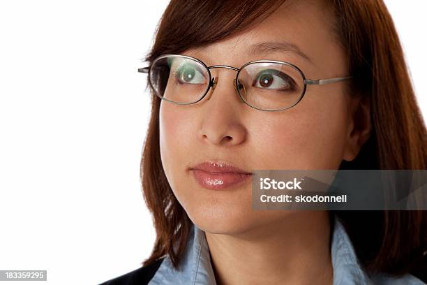 Mulher Asiática Olhando Para Fora Sobre Branco - Fotografias de stock e mais imagens de 20-29 Anos - 20-29 Anos, 30-39 Anos, Adulto