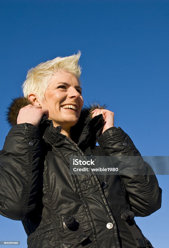 Junge Frau mit kurzen blonden Haaren in einem schwarzen Jacke - Lizenzfrei 25-29 Jahre Stock-Foto