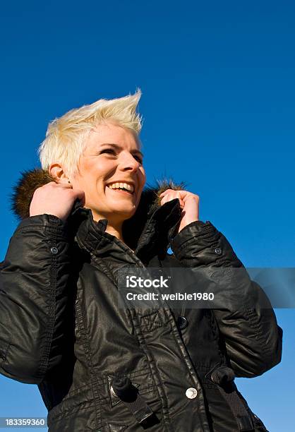 Mujer Joven Con El Pelo Rubio Corto En Una Chaqueta Negra Foto de stock y más banco de imágenes de 25-29 años