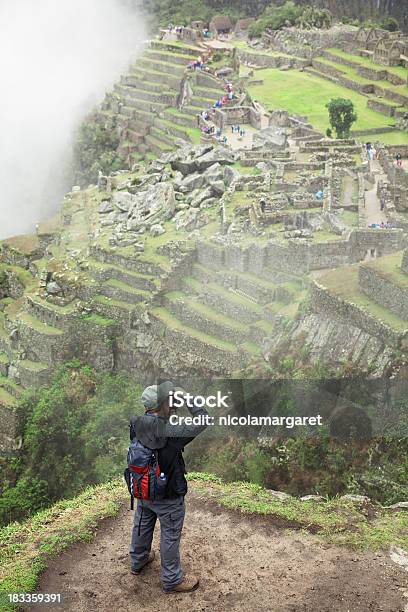 Turista Tomando Machu Picchu Foto de stock y más banco de imágenes de Turista - Turista, Camino del inca, Cuzco