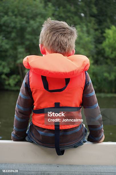 Bambino Con Il Giubbotto Salvagente - Fotografie stock e altre immagini di Acqua - Acqua, Acqua fluente, Bambino