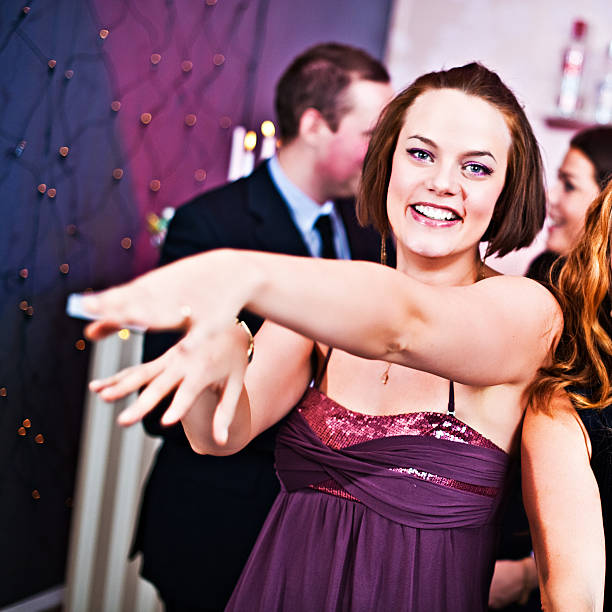 przyjaciele taniec w party - mixed age flash zdjęcia i obrazy z banku zdjęć