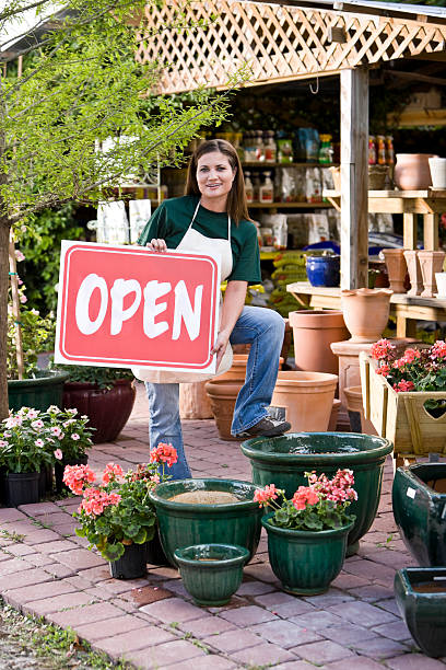 travailleur en vente au détail magasin de jardin ouvert pour les voyageurs d'affaires - sc0411 photos et images de collection