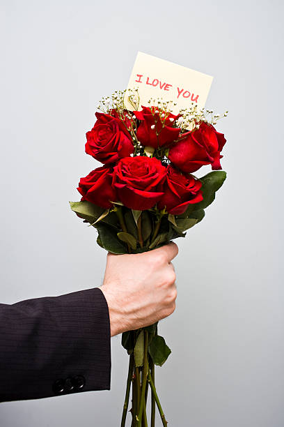 ich liebe sie hinweis und rote rosen - love flower single flower letter stock-fotos und bilder