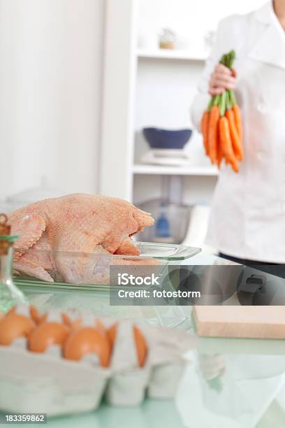 Chef Carregar Cenouras E Preparação De Frango Crua - Fotografias de stock e mais imagens de Adulto - Adulto, Alimentação Saudável, Carne