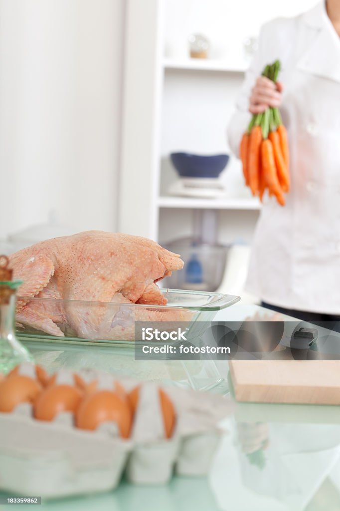 Шеф-повар нести морковь и подготовке Необработанные курица - Стоковые фото Белое мясо роялти-фри