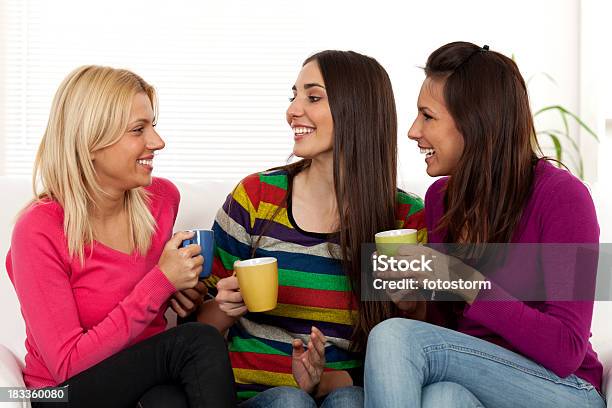 Grupo De Tres Mujeres Bebiendo Café Y Sonriendo Foto de stock y más banco de imágenes de Adolescente - Adolescente, Adulto, Adulto joven