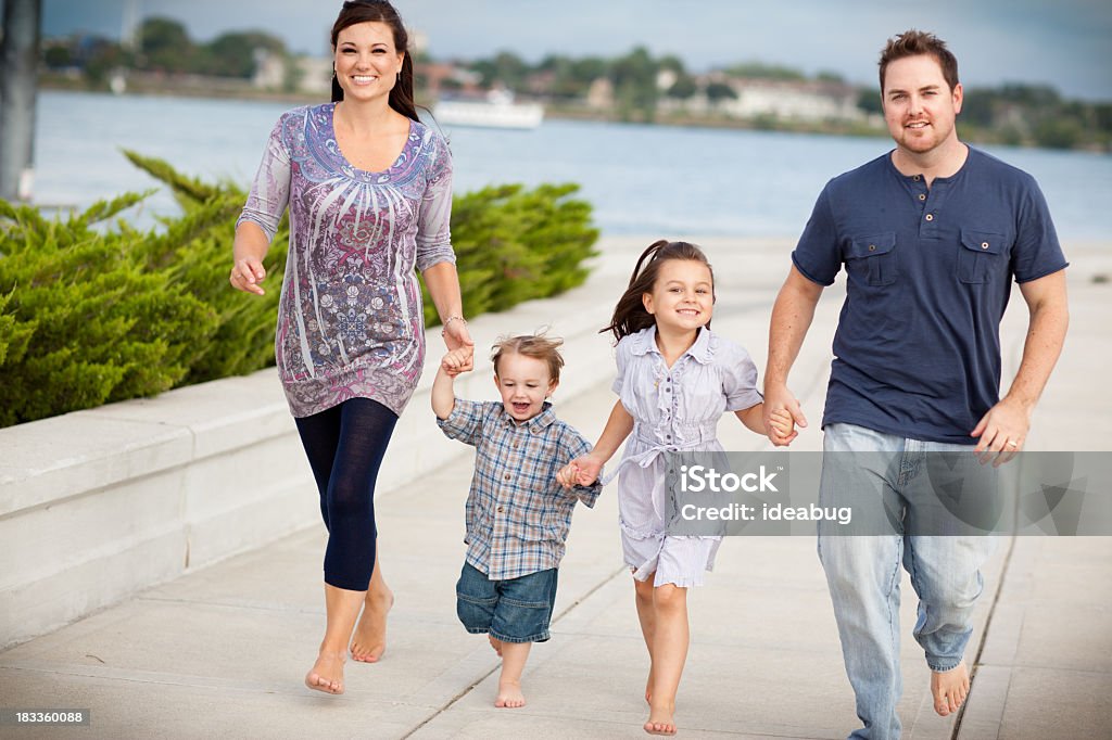 Feliz família jovem de mãos dadas enquanto a caminhar juntos fora - Royalty-free 2-3 Anos Foto de stock