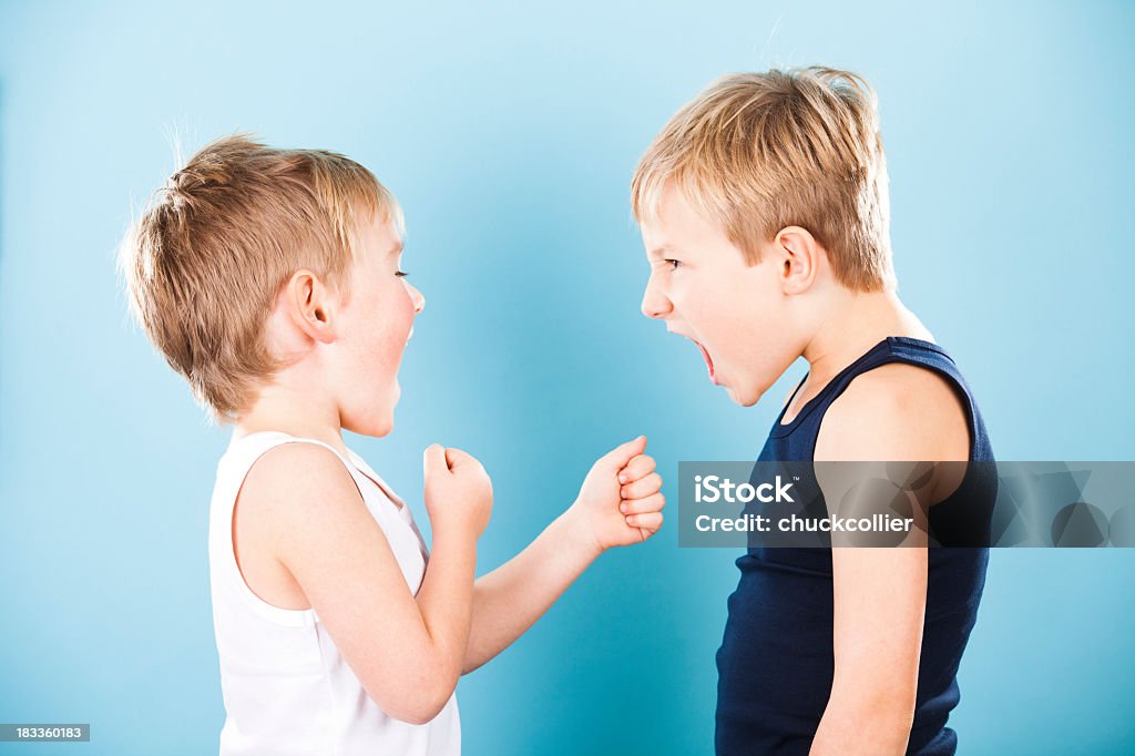 Hermanos rivalidad - Foto de stock de Niño libre de derechos