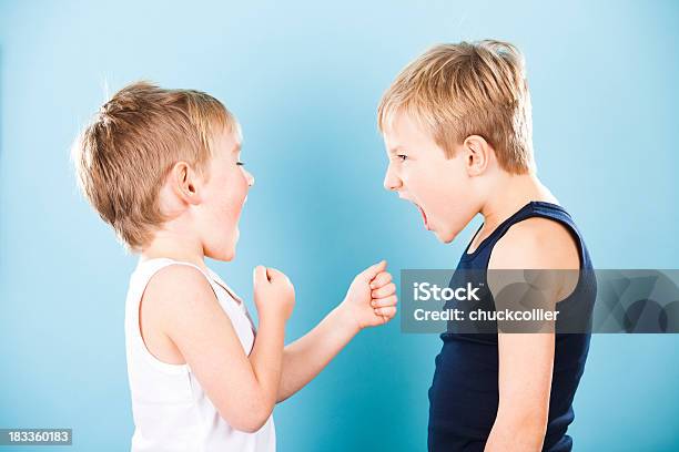 Hermanos Rivalidad Foto de stock y más banco de imágenes de Niño - Niño, Luchar, Discutir