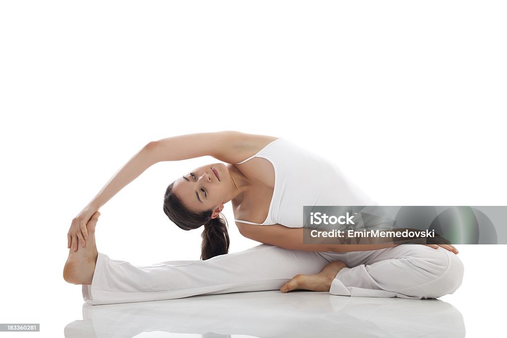 Młoda kobieta ćwiczenia jogi - Zbiór zdjęć royalty-free (Biały)