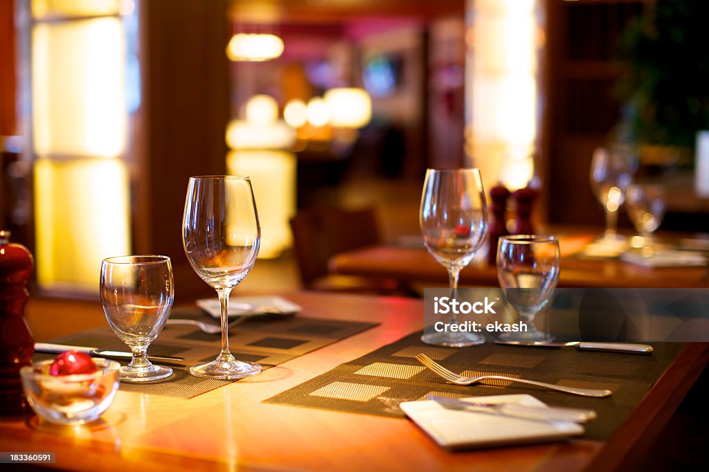 Ужин стол - Стоковые фото Винный бокал роялти-фри