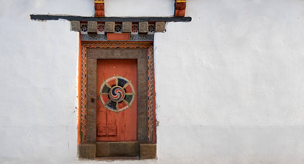 Porta COM Gankyil em de Mosteiro. - fotografia de stock