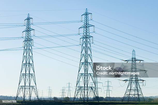 Foto de Levou A Melhor Sobre Postes De Electricidade e mais fotos de stock de Alto - Descrição Geral - Alto - Descrição Geral, Arame, Azul