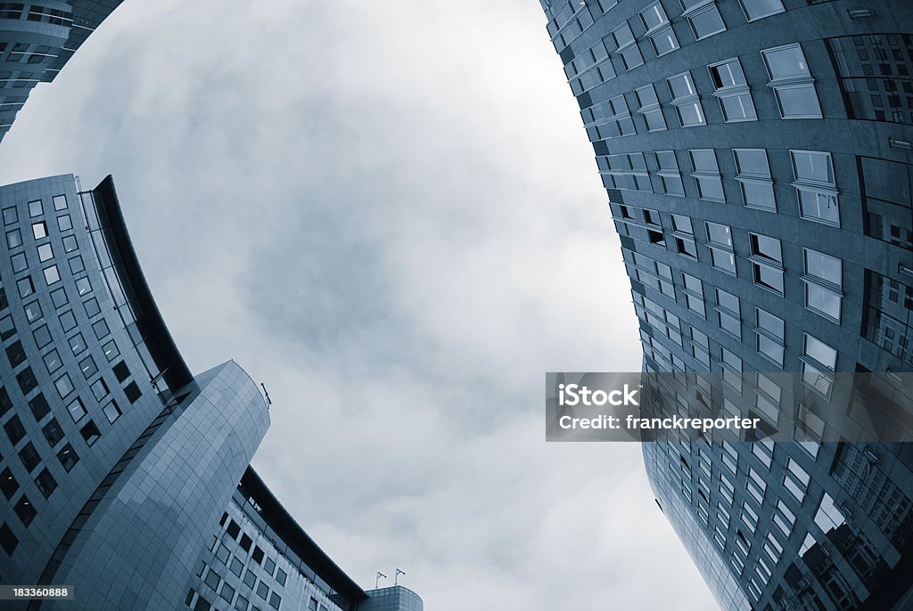 Ciel menaçant avec bâtiment de Bruxelles-gratte-ciel - Photo de Acier libre de droits