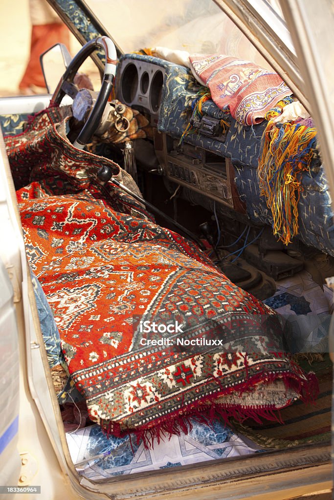 Intérieur doublé de tapis libyen - Photo de Moquette libre de droits