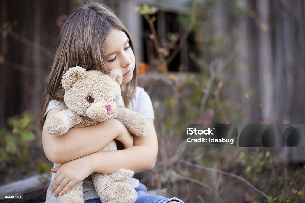 Traurige junge Mädchen umarmen Teddybär, Raggedy alten - Lizenzfrei Teddybär Stock-Foto