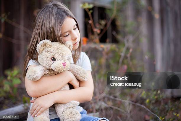 Печальный Молодая Девушка Фигуру Старый Raggedy Плюшевый Медведь — стоковые фотографии и другие картинки Плюшевый мишка