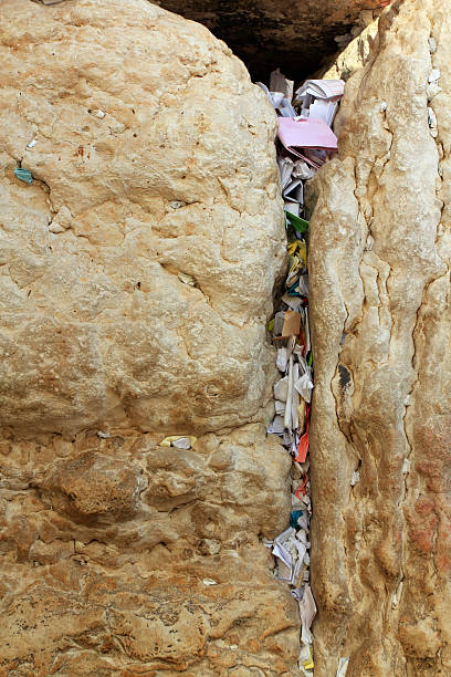 istock Solicitations at the Wailing Wall in Jerusalem 183361128