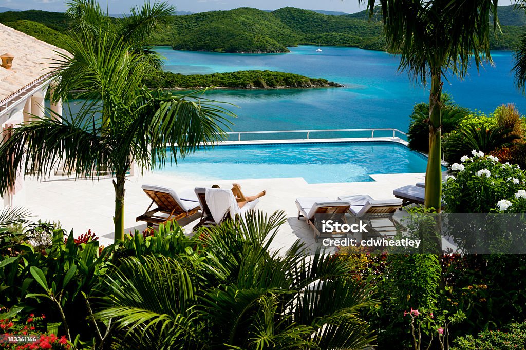 Donna prendere il sole in una piscina in vacanza ai Caraibi - Foto stock royalty-free di Residenza di villeggiatura