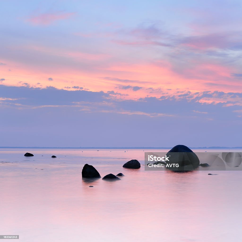 Argent paisible mer d'énormes rochers au crépuscule - Photo de Aube libre de droits