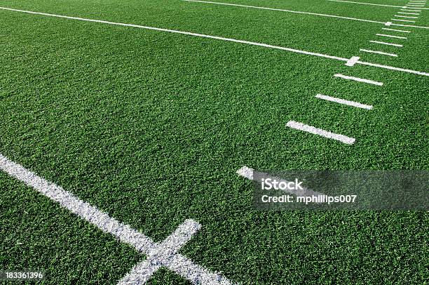 Campo De Fútbol Americano Foto de stock y más banco de imágenes de Campo de fútbol americano - Campo de fútbol americano, Fútbol americano, Fondos