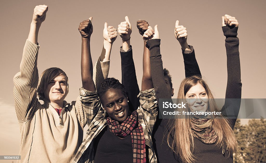 Grupo multirracial amigos mostrando os polegares-up - Foto de stock de 18-19 Anos royalty-free