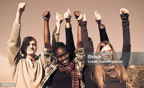 Foto de Grupo Multirracial Amigos Mostrando Os Polegaresup e mais fotos de stock de 18-19 Anos