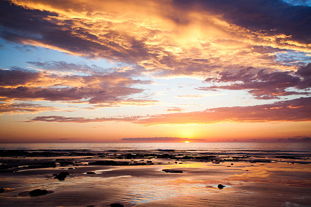 pôr do sol na praia cable - cable imagens e fotografias de stock